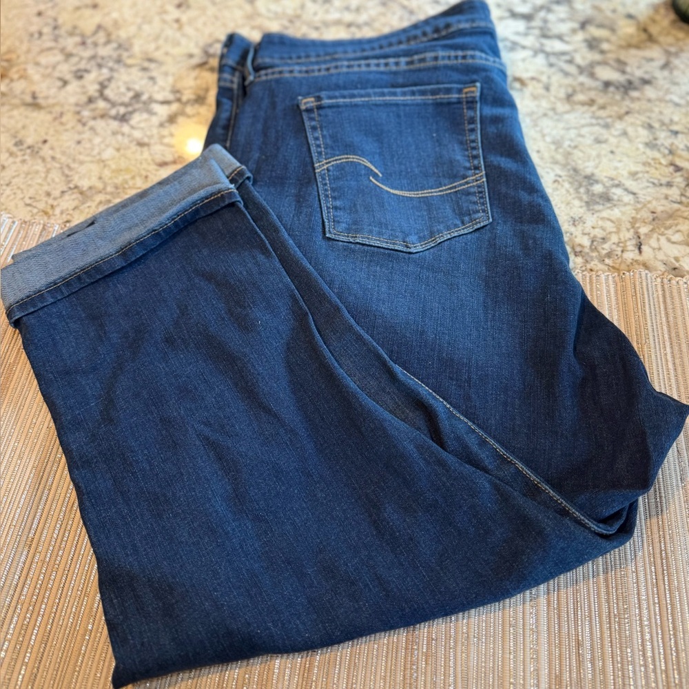Levi Strauss Signature Gold Mid-Rise Cuffed Capri Jeans, Size 20 - Picture 3 of 9